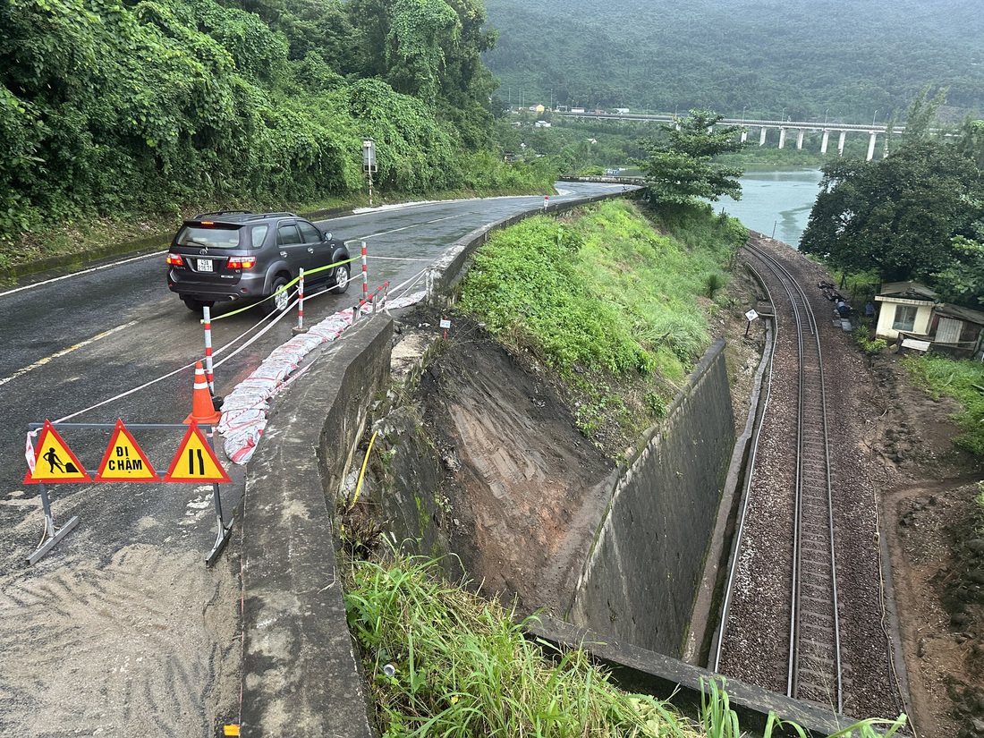 Tháo bỏ đốt hộ lan bị hư hại, các đơn vị quản lý đường bộ gắn cảnh báo để xe qua đèo di chuyển chậm - Ảnh: NG.TRUNG