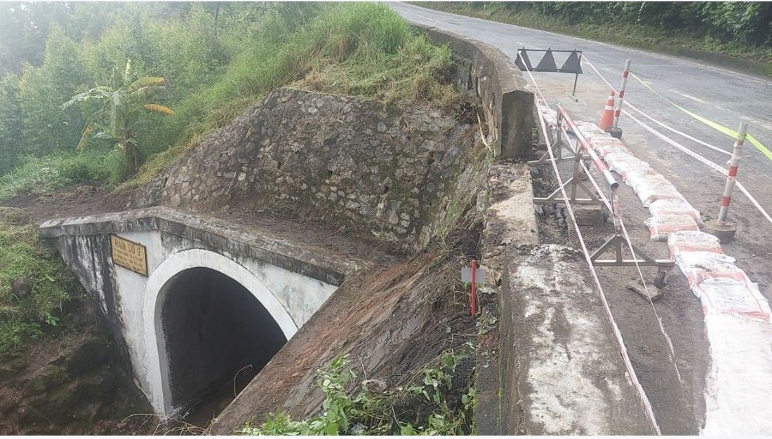 Đốt hộ lan trên đèo Hải Vân bị xê dịch gần cửa hầm đường sắt - Ảnh: NG.TRUNG