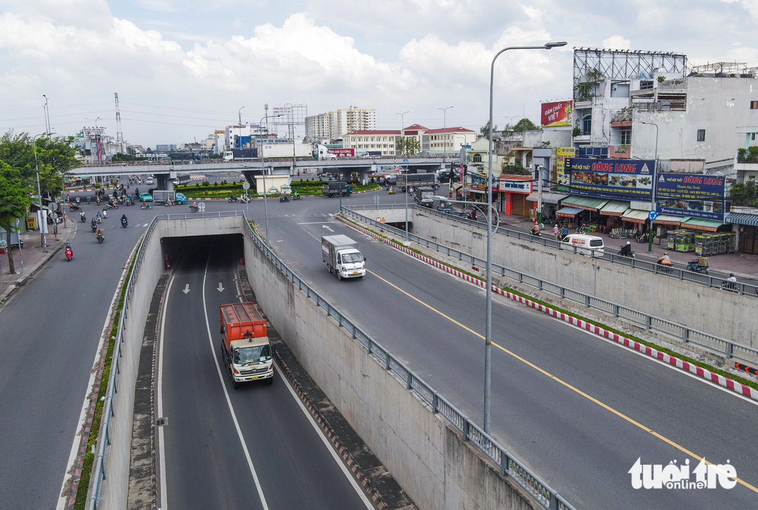 Trước đây, nhắc tới một “điểm đen” giao thông tại TP.HCM mà ai cũng ngán ngẩm là nút giao An Sương (quận 12 giáp với huyện Hóc Môn). Đến tháng 9-2020, nút giao này được khánh thành có quy mô 3 tầng, với tầng hầm gồm 2 đường hầm cho xe chạy theo hướng từ đường Trường Chinh qua quốc lộ 22. Tầng trên mặt đất là nút giao với tiểu đảo tròn trung tâm, hệ thống cây xanh, chiếu sáng, đèn tín hiệu và một cầu vượt phía trên cùng - Ảnh: LÊ PHAN