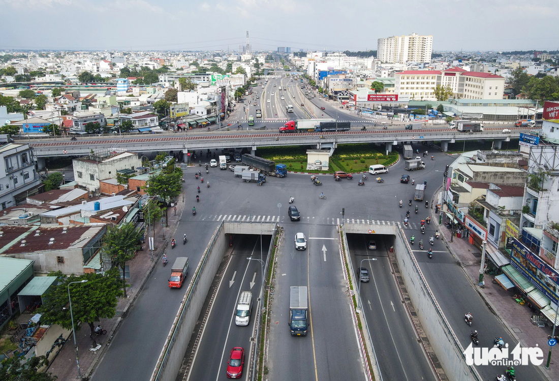 Từ đó đến nay, nút giao hiện đại này đã giúp các dòng xe đi lại nhanh chóng, giảm rõ rệt tình trạng ùn tắc và tai nạn giao thông, góp phần hoàn chỉnh đô thị TP.HCM - Ảnh: LÊ PHAN