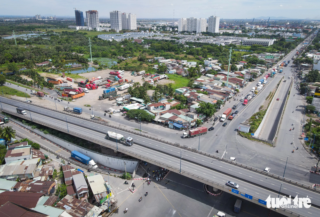 Hiện dự án đang tạm dừng do vướng giải phóng mặt bằng. Dự án giải phóng mặt bằng được tách riêng khỏi dự án chung và giao cho Ban Quản lý đầu tư xây dựng khu vực TP Thủ Đức làm chủ đầu tư. Giai đoạn tới cơ quan chức năng sẽ được thi công các hạng mục: Cầu vượt cho xe rẽ trái theo hướng từ cảng Cát Lái đi cầu Phú Mỹ, cầu Kỳ Hà 4. Toàn bộ nút giao thông Mỹ Thủy sẽ hoàn thành năm 2025 - Ảnh: CHÂU TUẤN