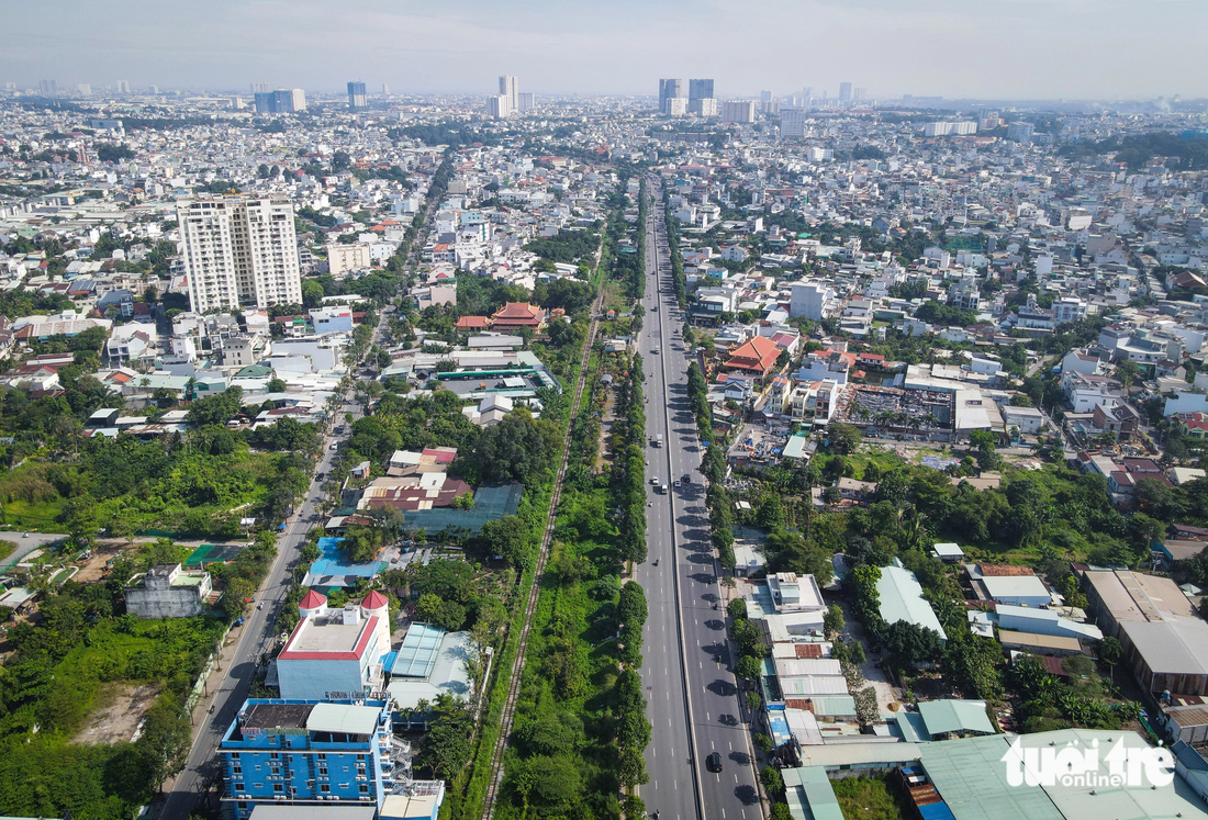 Trong ảnh là khu vực dự kiến xây dựng nút giao Phạm Văn Đồng - Vành đai 2 sẽ được thiết kế nút giao 3 tầng, kết nối các cầu vượt nhánh hướng Kha Vạn Cân, Linh Đông (vượt đường sắt Bắc - Nam), nhánh từ đường Phạm Văn Đồng đi sân bay Tân Sơn Nhất và cầu vượt Linh Xuân - Ảnh: LÊ PHAN