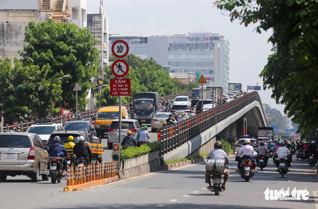 Ngoài nút giao 3 tầng, việc xây dựng các hầm vượt dạng thép cũng là một giải pháp cho các giao lộ thường xuyên ùn ứ ở TP.HCM. Trong ảnh là cầu vượt Hoàng Hoa Thám (quận Tân Bình) - Ảnh: CHÂU TUẤN