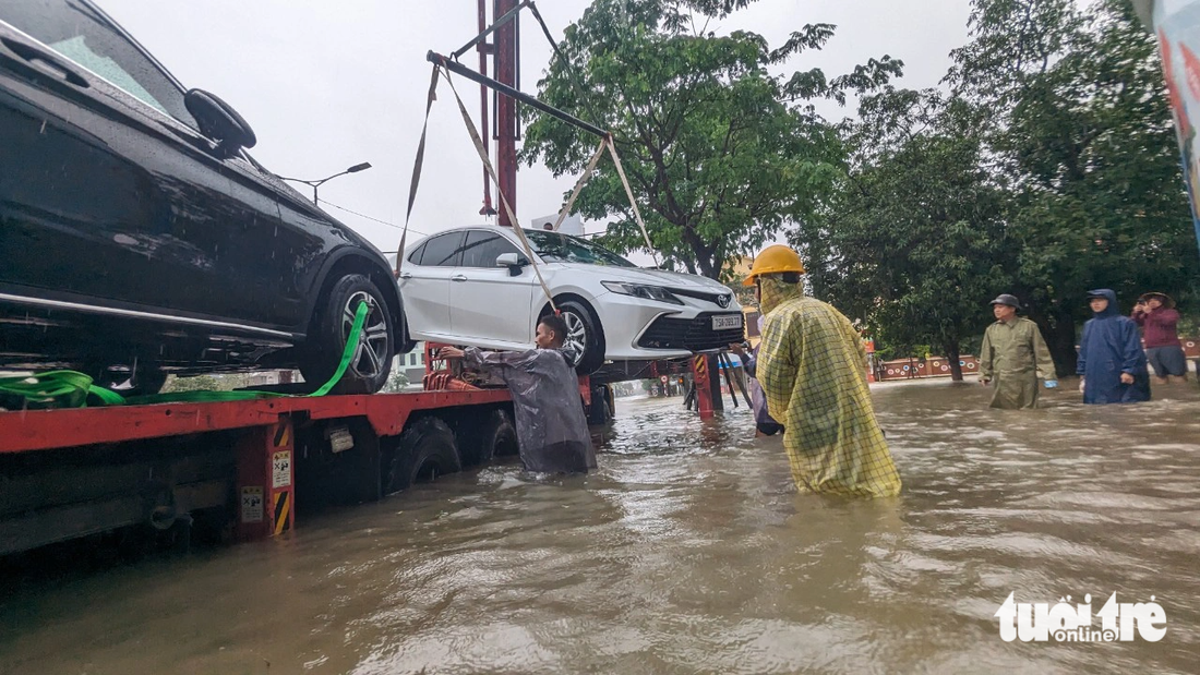 Xe cộ chết máy phải nhờ xe cứu hộ đến cẩu đi nơi khác