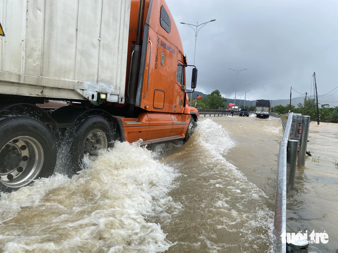 Nước lũ tràn ngập quốc lộ 1 qua xã Lộc Trì, huyện Phú Lộc