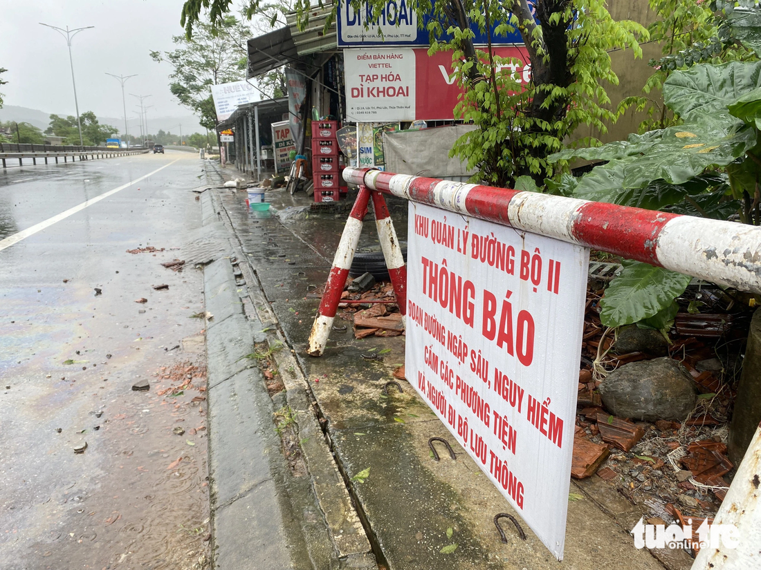 Khu quản lý đường bộ II cử nhân viên túc trực, sẵn sàng biển báo để đặt ở đường nếu nước lũ ngập quá sâu trên quốc lộ 1