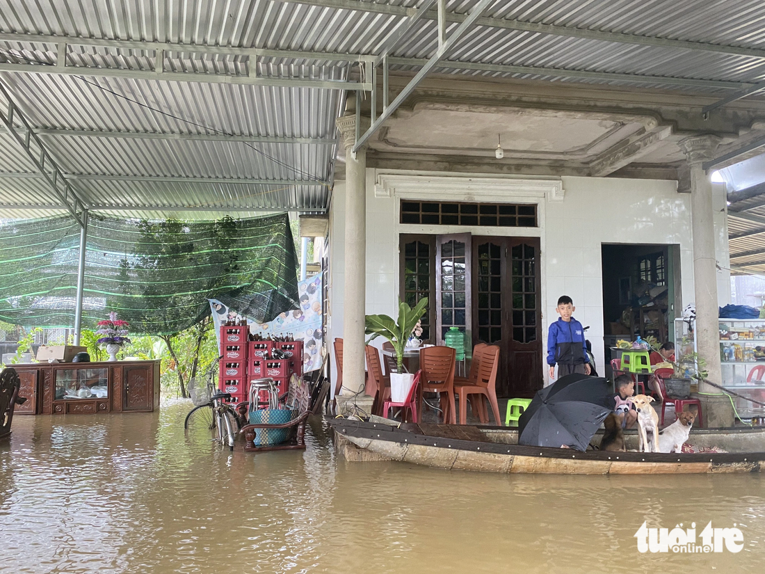 Nước lũ tràn vào nhà dân - Ảnh: LÊ TRUNG