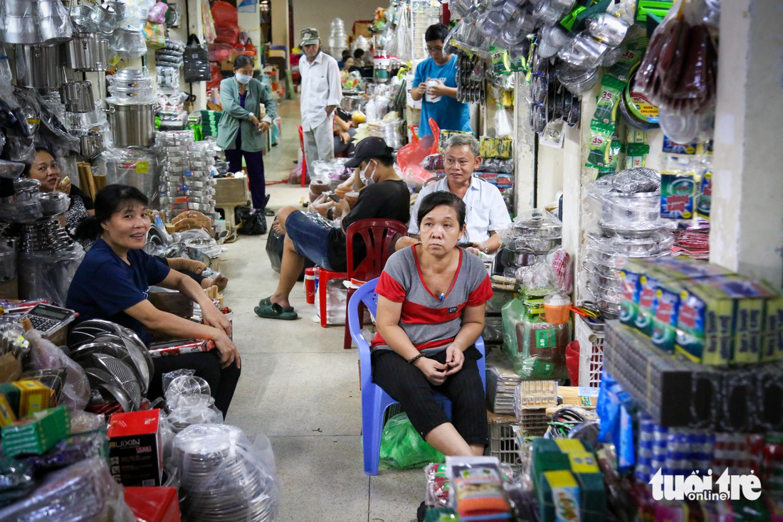 Tiểu thương chợ Bình Tây (quận 6) cho biết chưa lúc nào buôn bán ế ẩm như hiện nay, mong được giảm các chi phí mặt bằng thuê sạp để có thể gồng gánh vượt qua giai đoạn kinh tế khó khăn