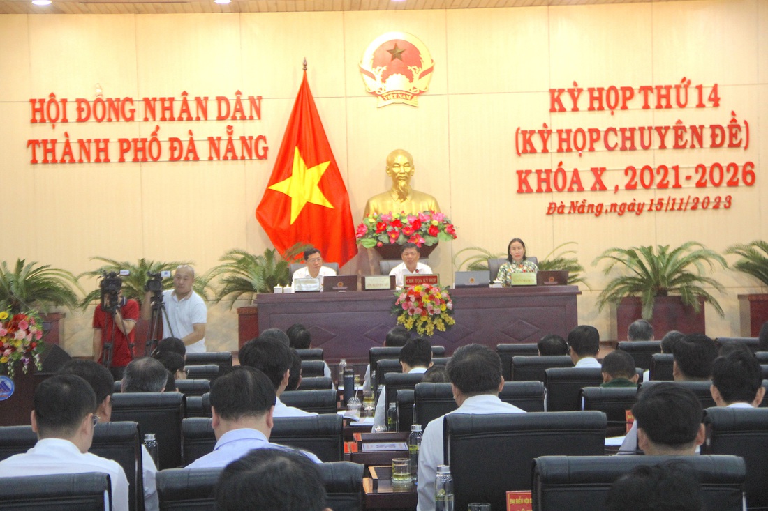 Đà Nẵng chuyển mục đích sử dụng rừng tại 4 dự án - Ảnh 2. HĐND TP Đà Nẵng đã thông qua 8 tờ trình, trong đó có 4 tờ trình liên quan việc chuyển mục đích sử dụng rừng sang mục đích khác vào sáng 15-11 - Ảnh: TRƯỜNG TRUNG