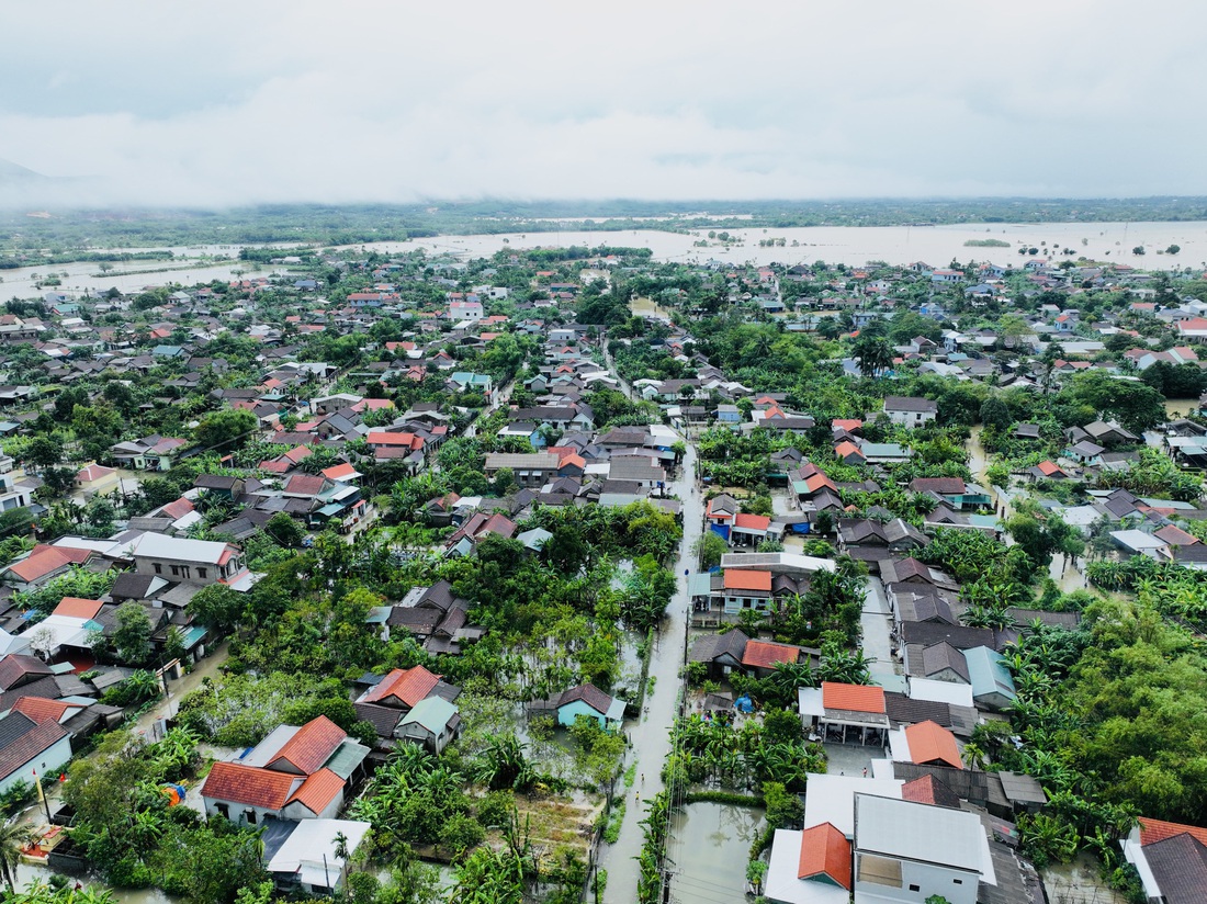 Vùng La Chữ (phường Hương Chữ) ngập nặng - Ảnh: LÊ ĐÌNH HOÀNG