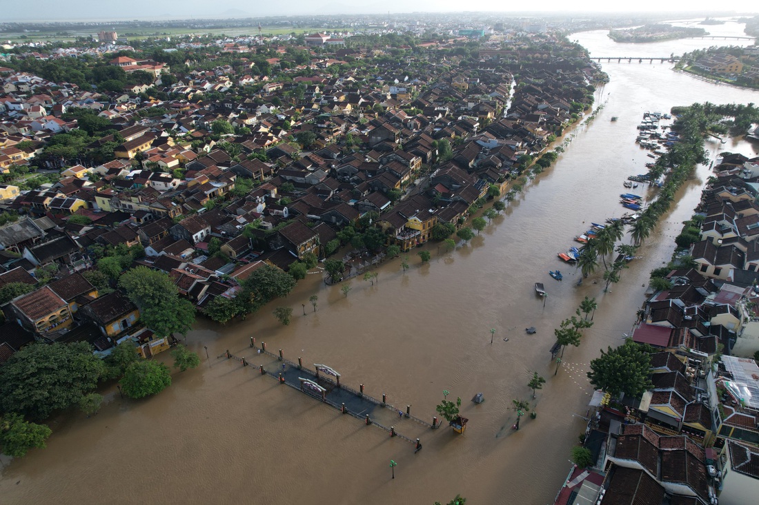 Cầu An Hội nối đôi bờ sông Hoài ngập trong nước 