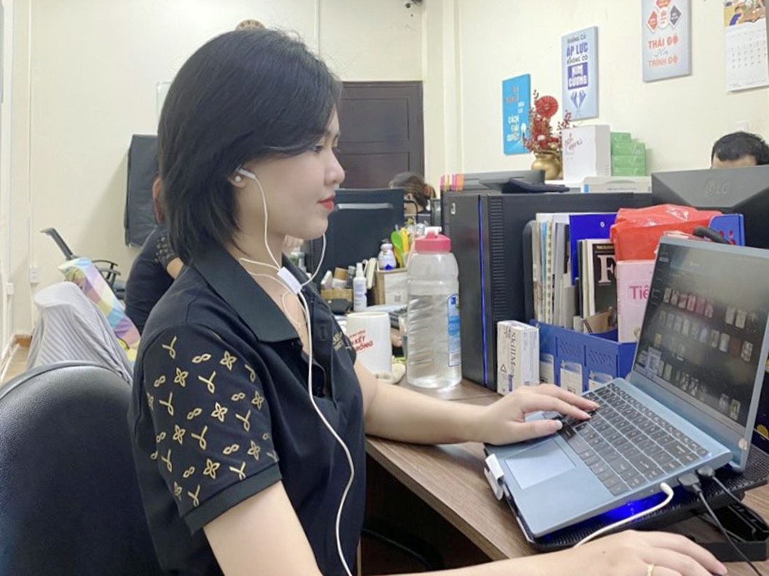 Cử nhân lao đao tìm việc - Kỳ 4: Muốn tìm được việc 'ngon', phải đa năng? - Ảnh 2. Thùy Linh tự học hỏi nhiều kỹ năng, kiến thức để tăng cơ hội việc làm tốt - Ảnh: NVCC