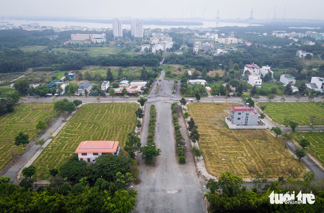 Việc xây dựng các cây cầu kết nối với huyện Cần Giờ được người dân rất mong mỏi. Trong ảnh là điểm đầu tiên của dự án xây dựng cầu Cần Giờ, nằm trên đường 15B, khu dân cư Phú Xuân (huyện Nhà Bè) hướng về đường Nguyễn Bình - Ảnh: LÊ PHAN