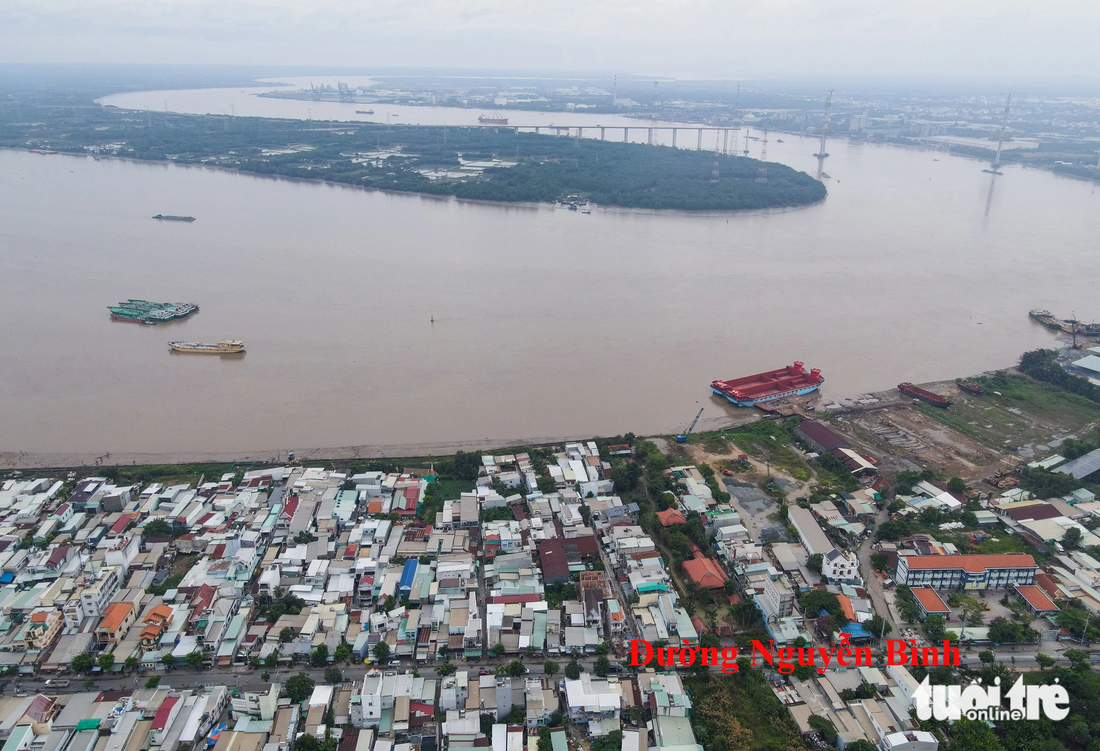 Sau đó, cầu Cần Giờ sẽ vượt qua đường Nguyễn Bình (huyện Nhà Bè) hướng thẳng ra phía sông Soài Rạp. Tại đường Nguyễn Bình, dự kiến sẽ có các đường kết nối lên cầu - Ảnh: ĐỨC PHÚ