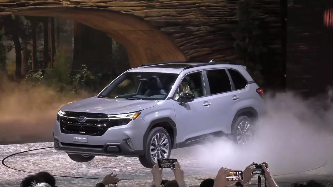 Subaru Forester 2025 ra mắt tại triển lãm Los Angeles 2023 - Ảnh: Carscoops