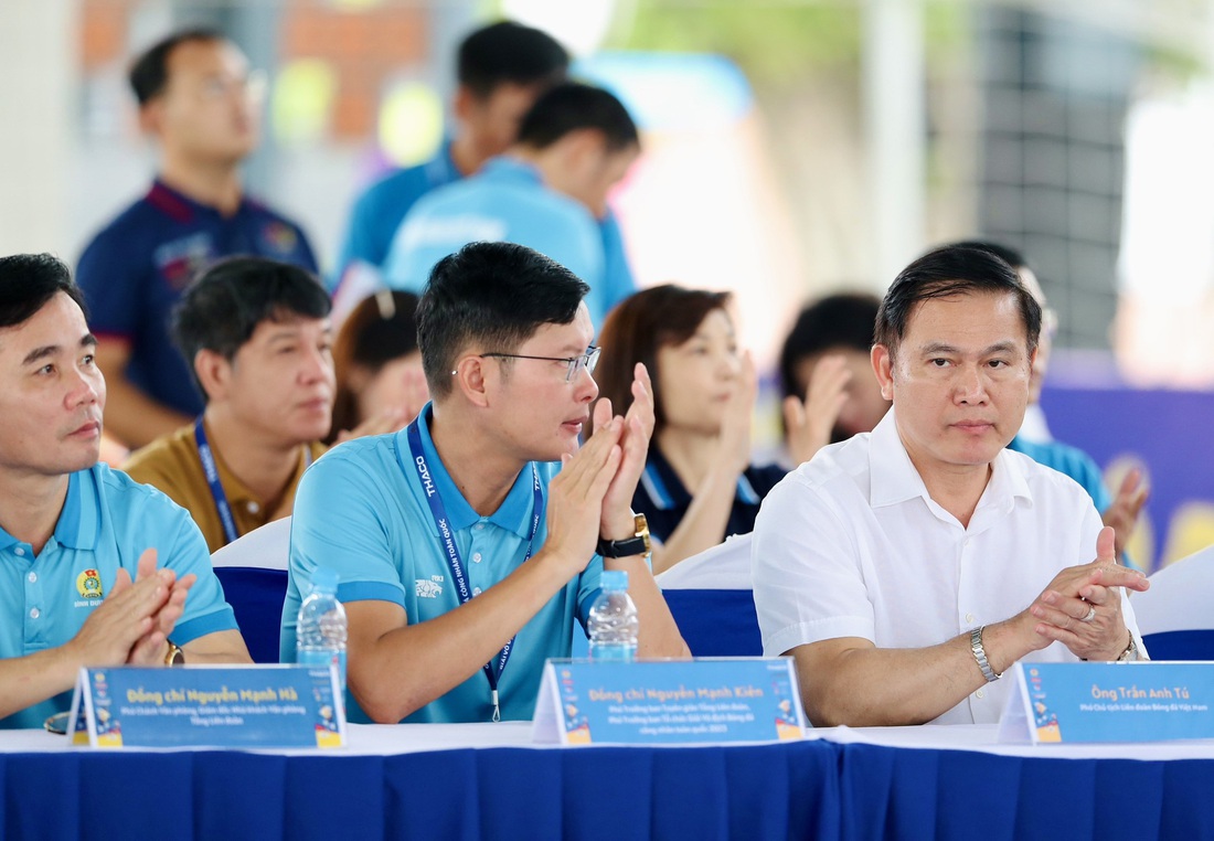 Ông Trần Anh Tú (bìa phải) - phó chủ tịch Liên đoàn Bóng đá Việt Nam - tham dự lễ khai mạc. Liên đoàn Bóng đá là một trong ba đơn vị tổ chức giải, điều hành toàn bộ công tác chuyên môn chuyên nghiệp cho giải đấu