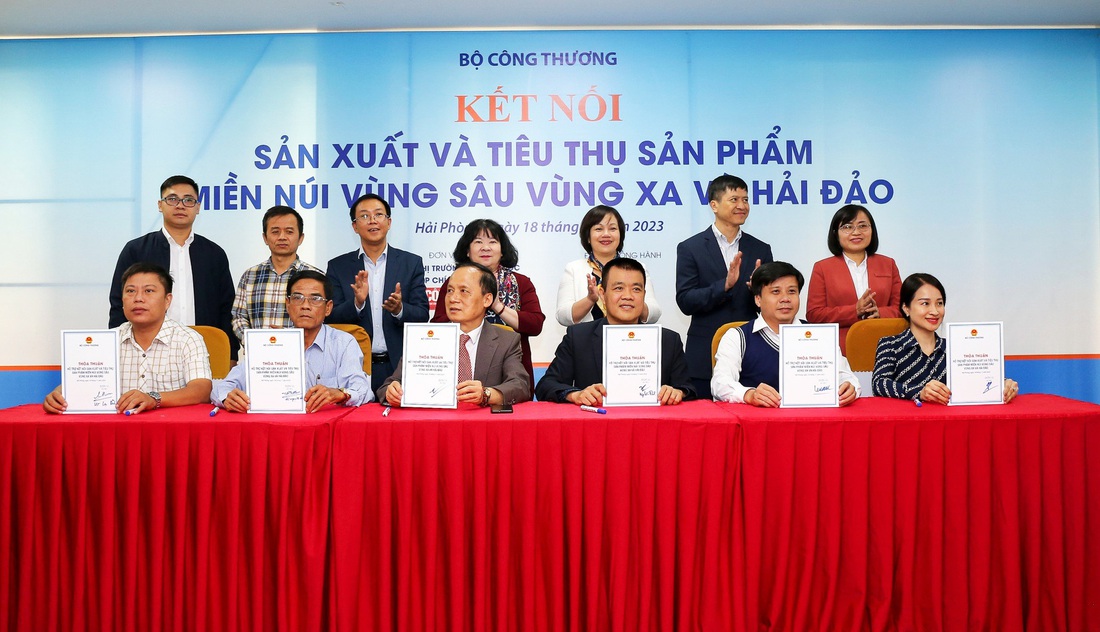 Đại diện các doanh nghiệp ký kết hợp tác nhằm thúc đẩy sản xuất và tiêu thụ sản phẩm vùng núi, hải đảo - Ảnh: T.THẮNG