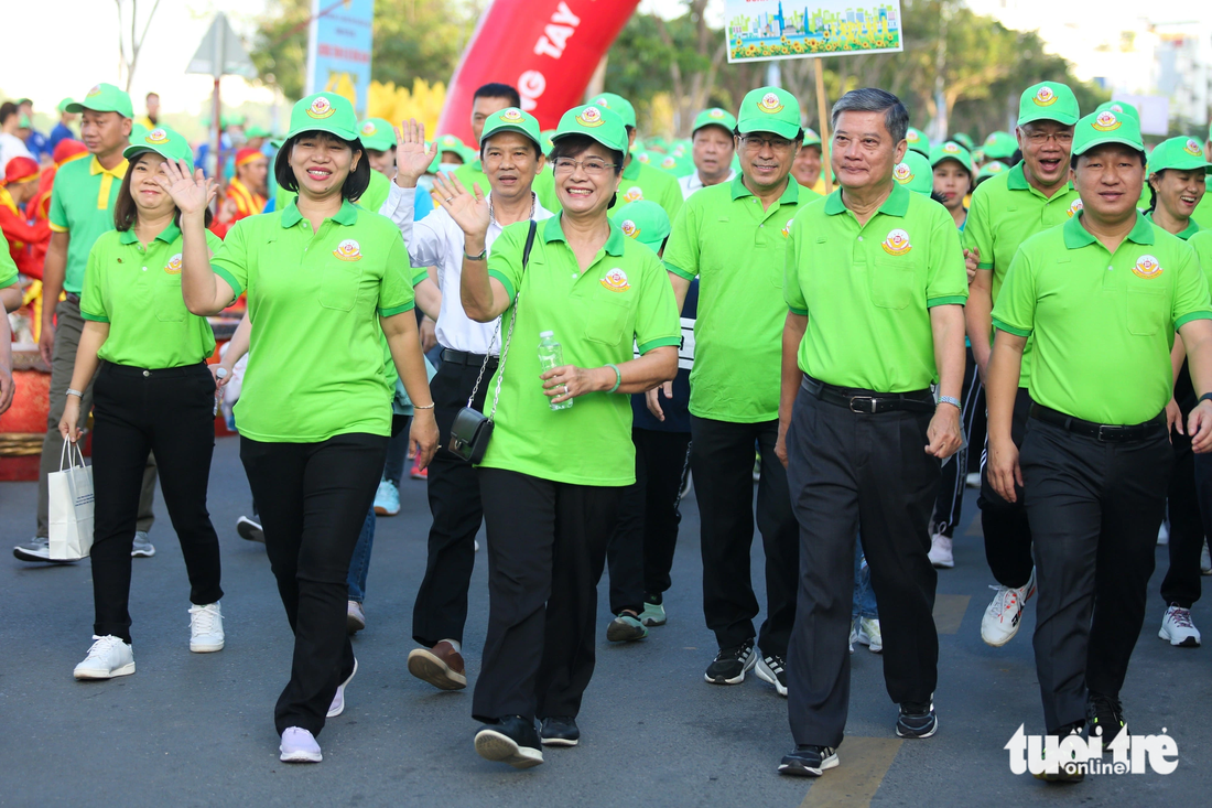 Lãnh đạo, nguyên lãnh đạo TP cùng cán bộ, công chức, viên chức, người lao động và nhân dân tham gia đi bộ