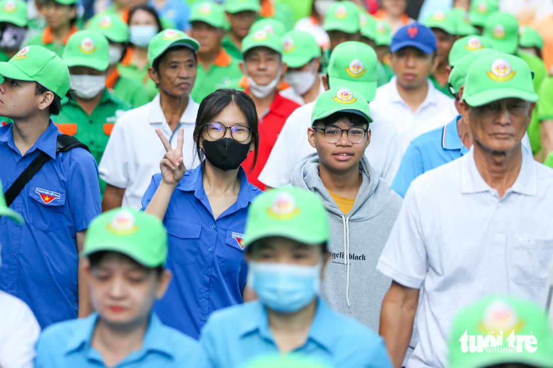 Học sinh hào hứng với hoạt động nhân văn. Bạn Ái My chia sẻ đây là một hoạt động đầy ý nghĩa và hy vọng những hoạt động như vậy sẽ được tổ chức thường xuyên để các bạn trẻ có cơ hội góp sức cho cộng đồng cũng như rèn luyện sức khỏe