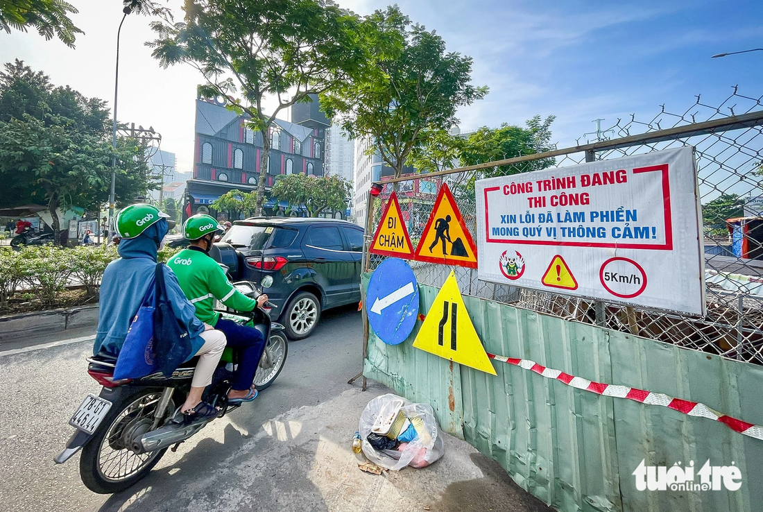 Cái người dân cần là các dự án thi công nhanh chóng không gây cản trở giao thông, thay vì lạm dụng lời xin lỗi. Đã có nhiều vụ tai nạn khi người dân va chạm với các lô cốt công trình tại TP.HCM - Ảnh: CHÂU TUẤN