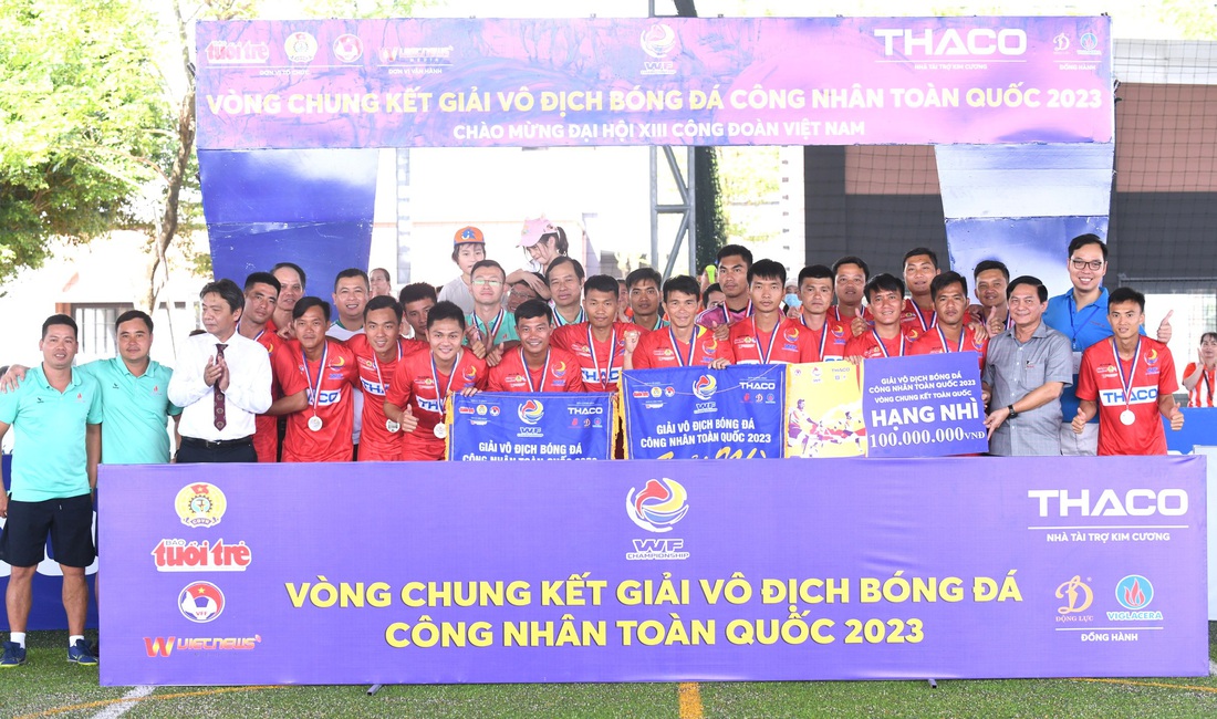 Ông Hoàng Đạo Cương (áo trắng), thứ trưởng Bộ Văn hóa, Thể thao và Du lịch, trao thưởng cho đội Dầu khí Việt Nam - đội hạng nhì