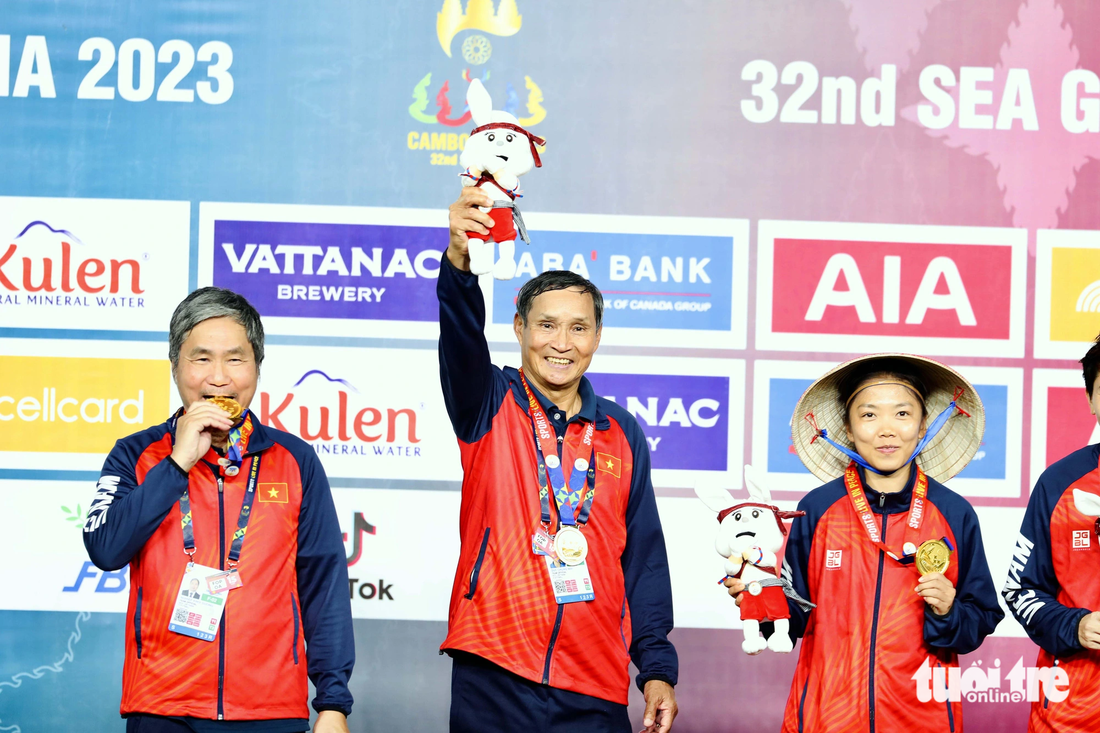 HLV Mai Đức Chung với tấm HCV SEA Games 32 - Ảnh: N.K.