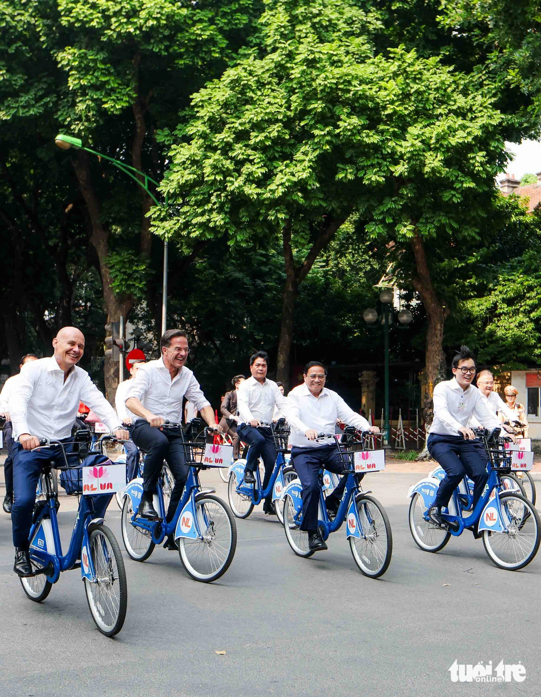 Những chiếc xe của Thủ tướng Phạm Minh Chính và Thủ tướng Hà Lan Mark Rutte có hình hoa sen và hoa tulip cách điệu, cũng là logo kỷ niệm 50 năm thiết lập quan hệ hai nước - Ảnh: NGUYỄN KHÁNH