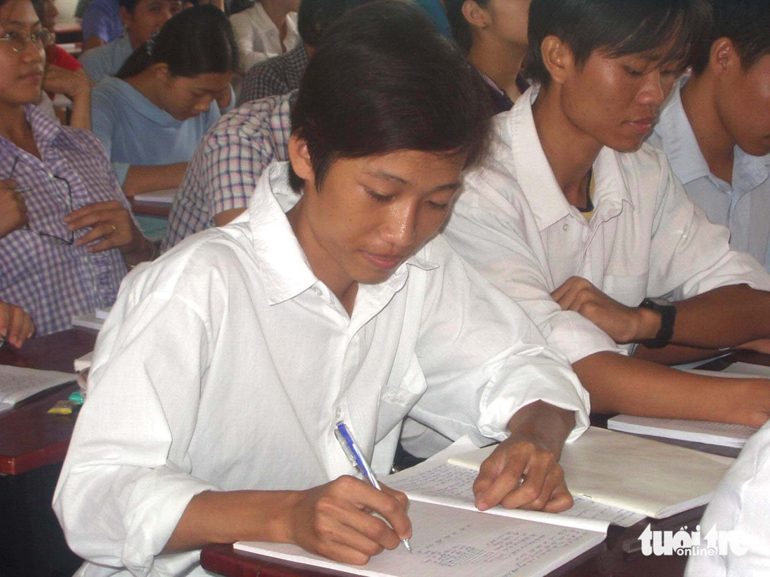 Lê Thanh Phong thi đậu hai trường ĐH Nông lâm và Cao đẳng Xây dựng số 2, TP.HCM năm 2003. Với mọi người, việc đậu đại học là chuyện đơn giản đối với Phong, nhưng cho Phong đi học thì không ai tin nổi vì hàng xóm ai không biết gia đình Phong quá nghèo. Đúng là quá nghèo nên Phong chỉ có độc nhất chiếc áo trắng lành lặn đến trường, từ khi vào cấp III Phong “chết tên” luôn để “cặp kè” với chiếc áo sơ mi ngả màu của mình. Mỗi ngày Phong thức dậy từ mờ sáng, vét chén cơm nguội nhín lại từ tối hôm trước rồi gò lưng hơn 18km tới Trường THPT Hàm Tân (tỉnh Bình Thuận) - Ảnh: VĂN HẢI