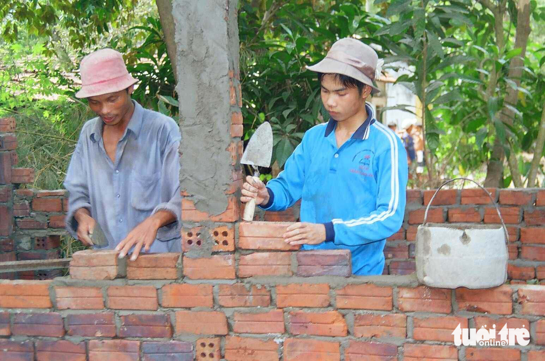 Nguyễn Lương Nhã, cậu học trò không cha, mẹ chỉ còn một cánh tay, đậu vào Trường ĐH Kinh tế TP.HCM năm 2004 khiến ai nấy đều thán phục. Sinh ra ở Tam Phú là xã nghèo nhất ở thị xã Tam Kỳ (Quảng Nam), nhà Nhã còn là nhà nghèo nhất xóm, không sống đủ với mấy vạt ruộng cằn cũng như làm thuê làm mướn cho bà con, mẹ Nhã đã quẩy gánh lên thị xã mua hàng về bán dạo cho bà con trong làng ngoài xã. Còn Nhã ngay sau khi biết tin mình đậu, cậu đã bàn với mẹ xin đi làm phụ hồ để kiếm tiền đi học - Ảnh: HUỲNH VĂN MỸ