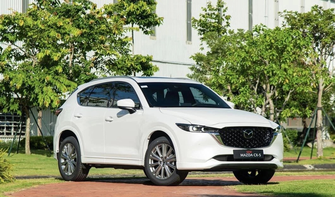 So với phiên bản cũ, Mazda CX-5 2023 chỉ có vài thay đổi nhỏ ở ngoại thất, như cụm đèn trước với 2 dải LED định vị mới, giao diện LED phía sau cũng thay đổi, cùng cản trước/sau được tinh chỉnh lại. Bộ mâm 19 inch giữ nguyên kích thước nhưng đổi thiết kế - Ảnh: Đại lý Mazda/Facebook