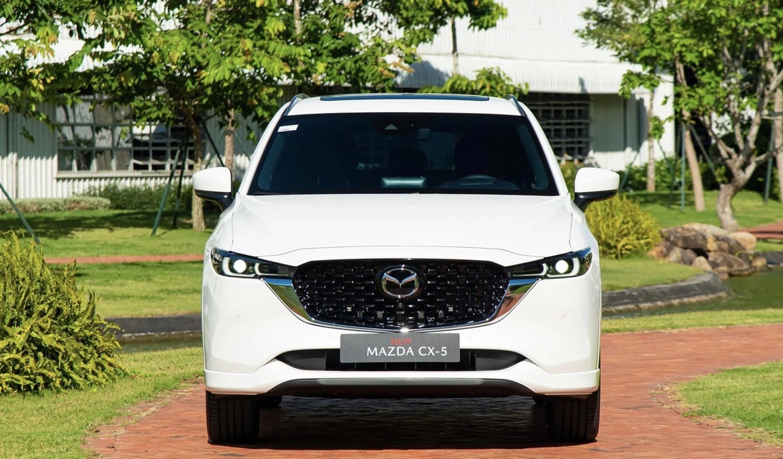 Mazda CX-5 có 2 tùy chọn động cơ, gồm động cơ 2.0L công suất 154 mã lực và động cơ 2.5L công suất 188 mã lực. Trong khi đối thủ Honda CR-V có gói Sensing trên cả 3 phiên bản thì Mazda CX-5 cũng bắt đầu &quot;phổ thông hóa&quot; i-Activsense khi đưa lên bản tầm trung Luxury. Tuy nhiên, bản Deluxe vẫn chưa có gói công nghệ này - Ảnh: Đại lý Mazda/Facebook