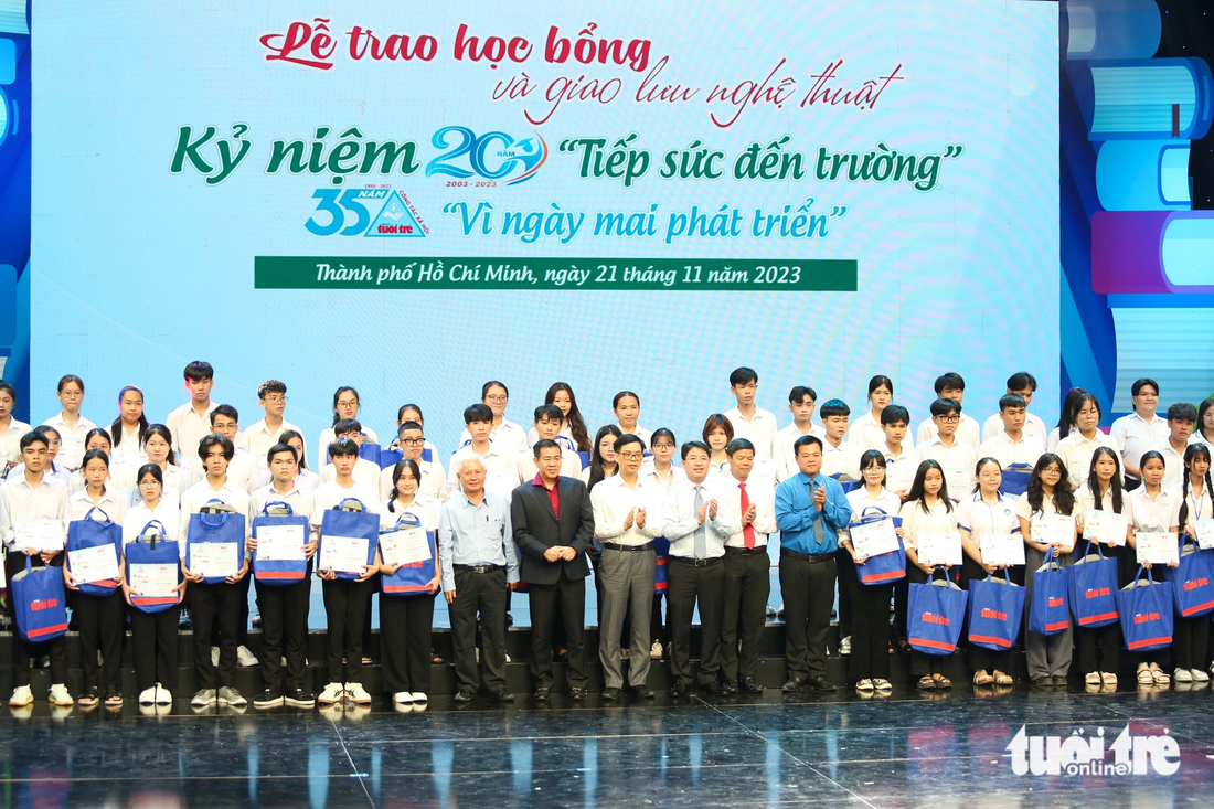 Các tân sinh viên trong buổi trao học bổng tối 21-11 - Ảnh: PHƯƠNG QUYÊN