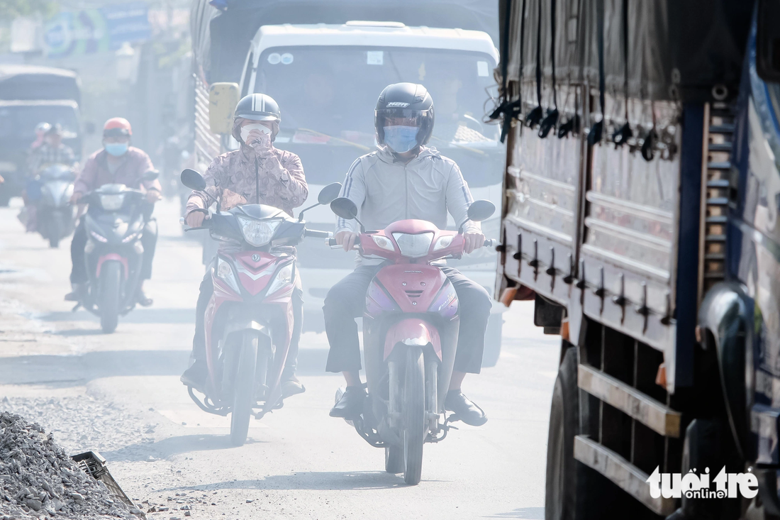 Giữa trưa nắng, khói bụi mù mịt trên tuyến đường này khiến người đi đường ngán ngẩm