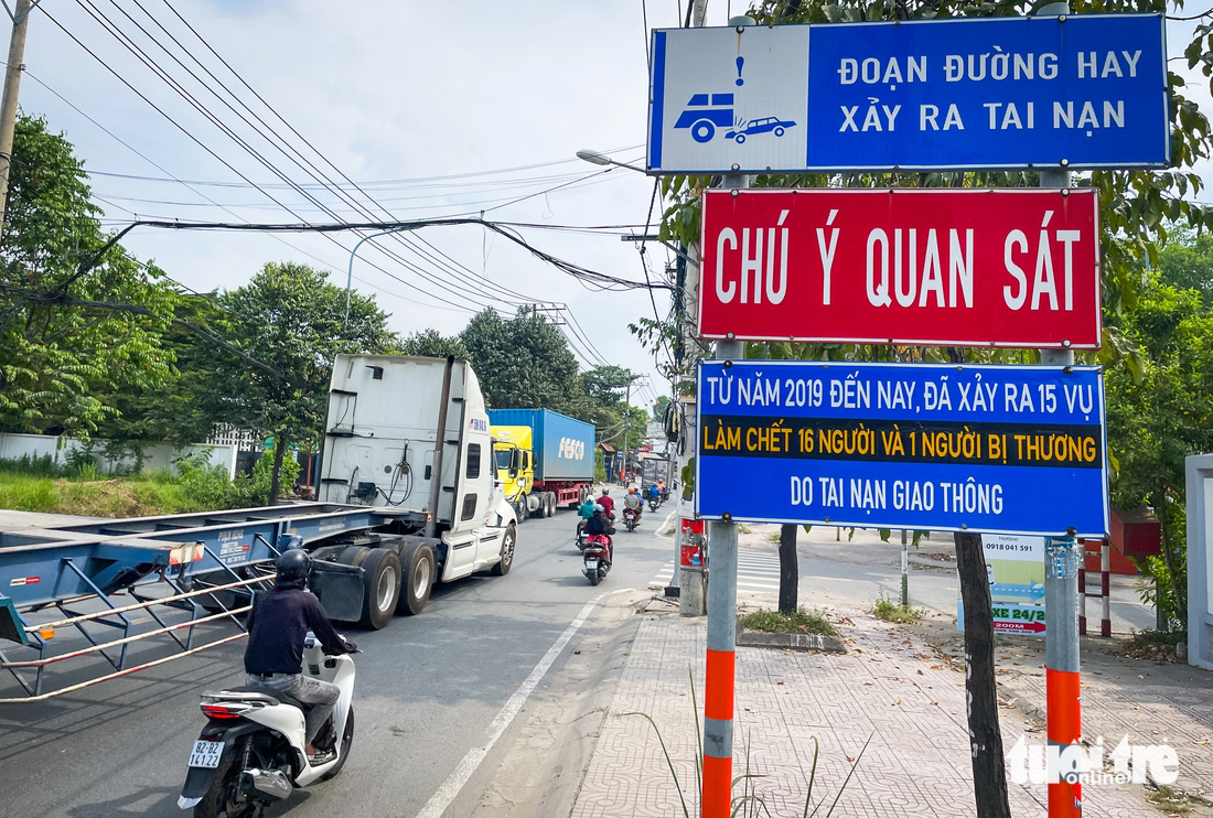 Hàng loạt tấm biển ghi “đoạn đường hay xảy ra tai nạn” được cơ quan chức năng lắp dọc được Nguyễn Duy Trinh để cảnh báo nhưng số vụ tai nạn giao thông nghiêm trọng vẫn chưa có dấu hiệu dừng lại - Ảnh: CHÂU TUẤN