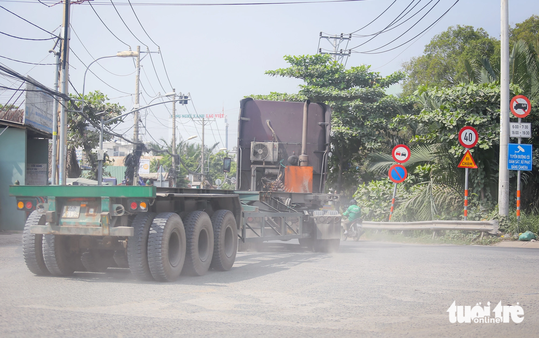 Đặc biệt, tại giao lộ Nguyễn Duy Trinh - Nguyễn Thị Tư (lối vào cảng Phú Hữu), bụi bặm mù trời khiến việc đi lại của người dân càng trở nên khó khăn - Ảnh: CHÂU TUẤN