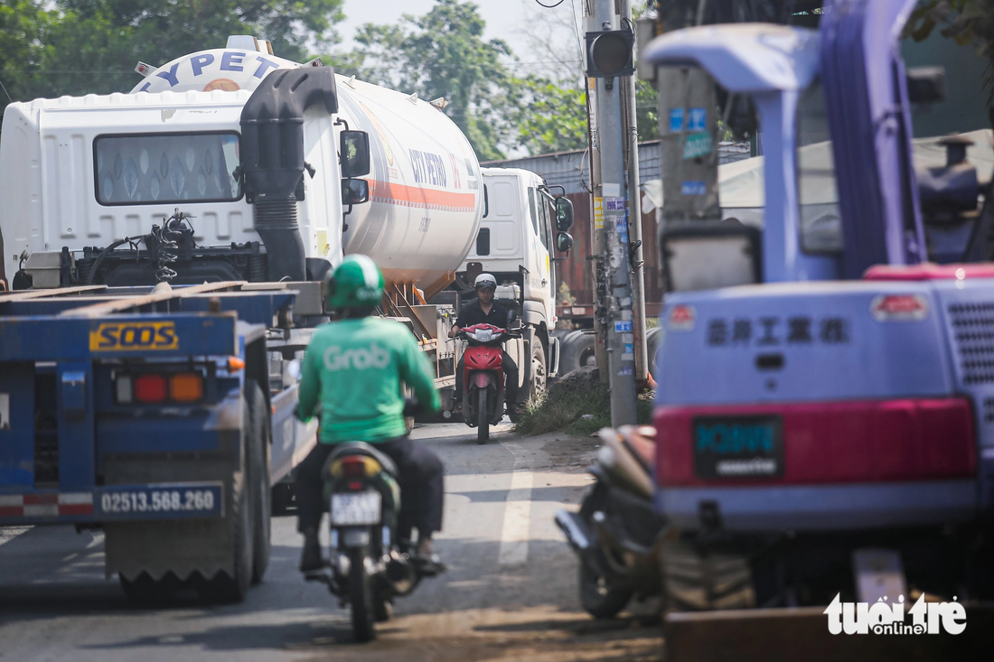 Đường Nguyễn Duy Trinh thường xuyên ùn ứ, không ít người đi xe máy phải liều mình chạy ngược chiều hoặc vượt qua làn đường đối diện - Ảnh: CHÂU TUẤN