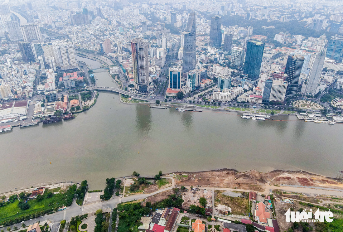 Hướng nhìn từ trên cao phía khu đô thị Thủ Thiêm (TP Thủ Đức) qua bến Bạch Đằng (trung tâm TP.HCM) - Ảnh: CHÂU TUẤN