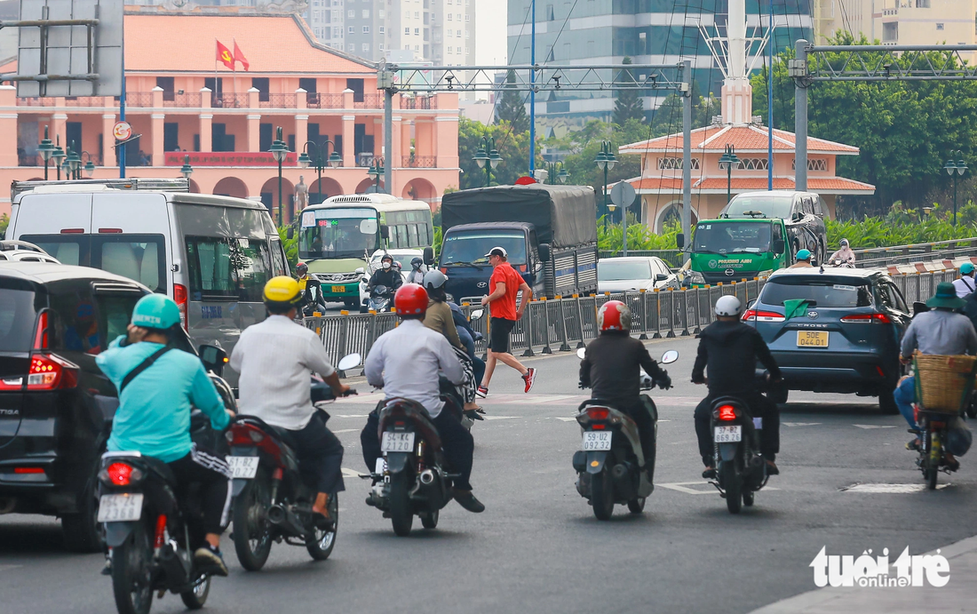 Hiện nay, nếu người dân muốn đi từ phố đi bộ Nguyễn Huệ qua hướng đối diện bên kia (khu đô thị Thủ Thiêm) thì phải băng ngang đường Tôn Đức Thắng, đánh một vòng về phía cầu Ba Son rồi mới có thể qua bên kia (quãng đường khoảng 2,5km) - Ảnh: CHÂU TUẤN