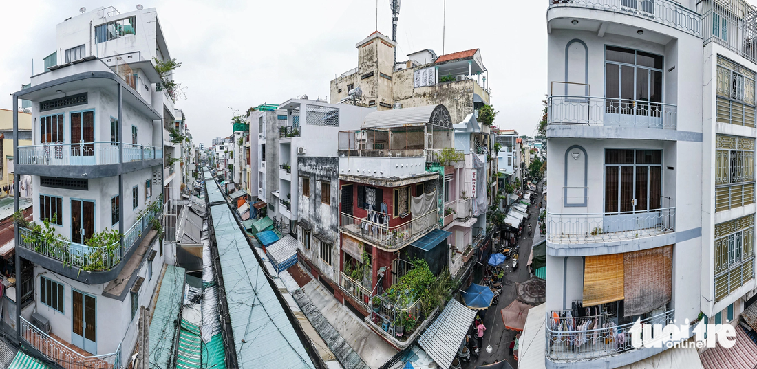 Giữa các dãy nhà đều có lối đi là đường hoặc hẻm. Đến khu vực Bàn Cờ, nhiều người sẽ bất ngờ bởi đường sá nơi đây được chia nhỏ đến từng dãy nhà. Toàn bộ không gian giao thông trong khu vực như một không gian ở quảng trường công cộng, có dịch vụ ở hai bên, tạo thành khu phố chợ sầm uất - Ảnh: CHÂU TUẤN