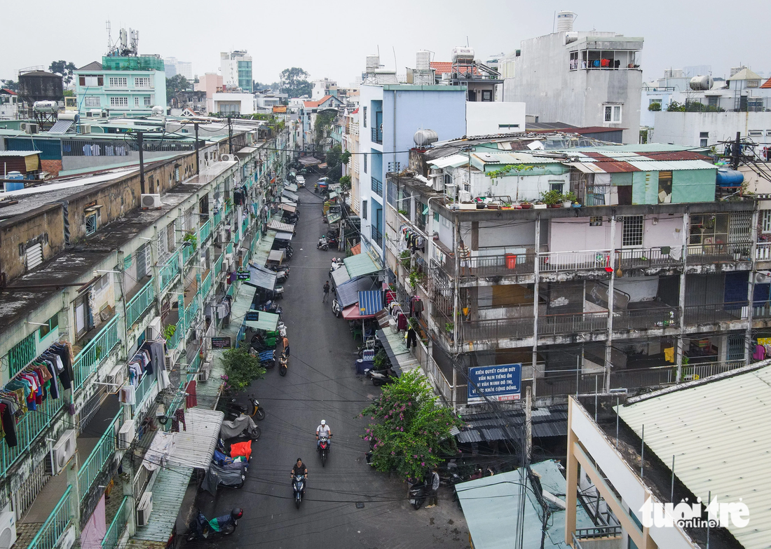 Theo báo cáo của các đơn vị liên quan, hiện nay tỉ lệ thương mại dịch vụ ở khu Bàn Cờ khá cao, chiếm đến 60%. Về chiến lược phát triển, liên danh tư vấn đề xuất cải tạo và phát triển khu Bàn Cờ ở quận 3 trở thành một điểm đến du lịch hấp dẫn, tương tự như khu Bùi Viện - Phạm Ngũ Lão ở quận 1 - Ảnh: CHÂU TUẤN