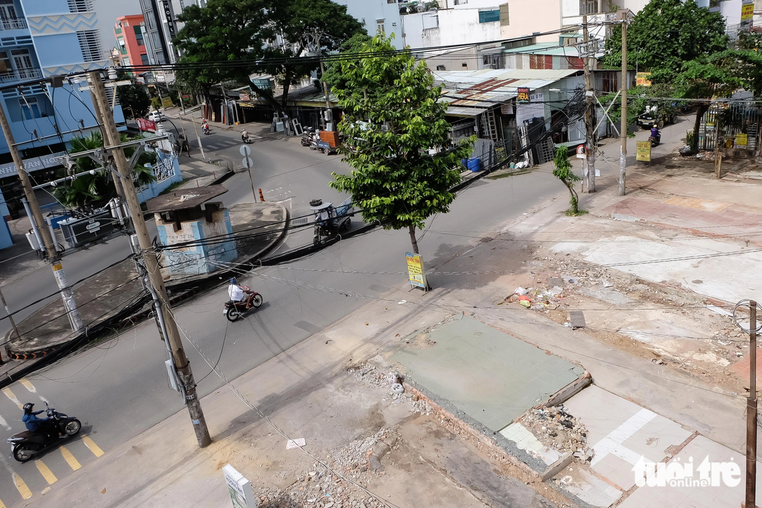 Ông Nguyễn Tuấn (51 tuổi, ngụ cuối đường Dương Quảng Hàm, đoạn gần công viên văn hóa Gò Vấp) cho biết đã tháo dỡ, đập bỏ, bàn giao mặt bằng sạch cho dự án hơn 10 ngày trước. Ông chia sẻ việc bàn giao phần đất dài 10m trước nhà cho dự án không ảnh hưởng nhiều đến sinh hoạt. &quot;Chỉ mong dự án sớm hoàn thành để bớt kẹt xe, đường sá thông thoáng&quot;, ông nói.