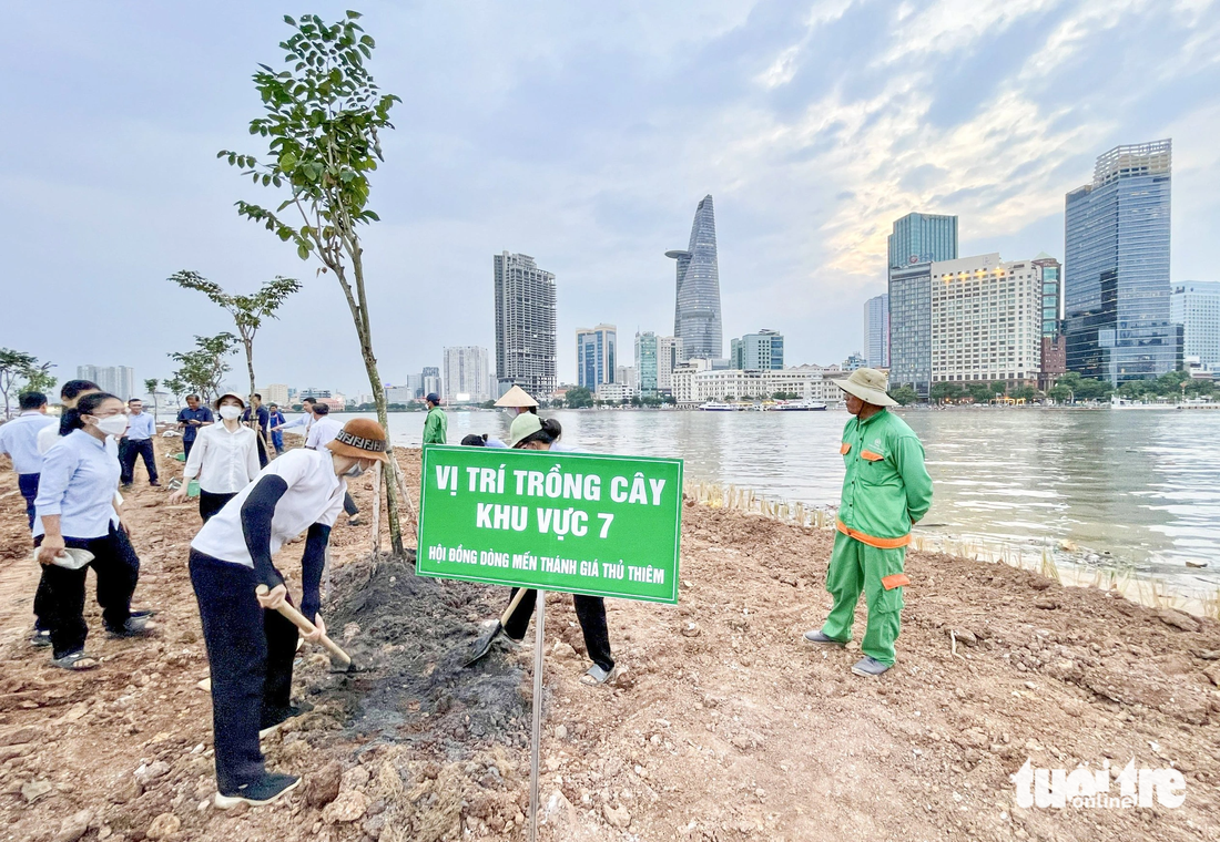 Dòng mến thánh giá Thủ Thiêm và nhà thờ Thủ Thiêm đã ủng hộ rất nhiều để thông suốt tuyến đường ven sông từ hầm Thủ Thiêm đến cầu Ba Son - Ảnh: LÊ PHAN