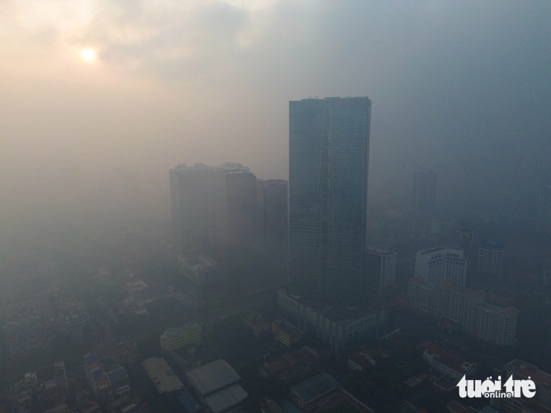 Mặt trời lên cao, tòa nhà cao thứ 2 Hà Nội vẫn ẩn khuất sau lớp sương mờ đục 