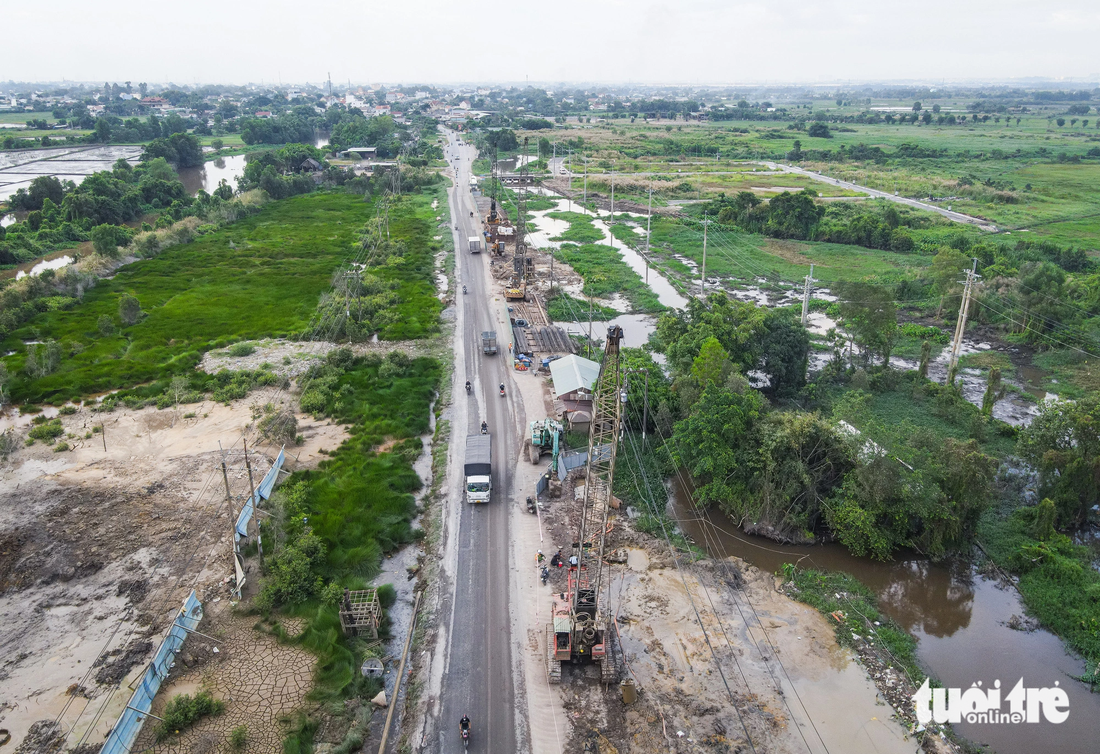 Toàn cảnh công trường xây dựng vành đai 3 (đoạn qua tỉnh lộ 15, xã Tân Thạnh Đông, huyện Củ Chi). Hiện tại đơn vị thi công đang mở rộng hai bên tỉnh lộ 15 và làm hầm chui đoạn giao với vành đai 3 - Ảnh: CHÂU TUẤN