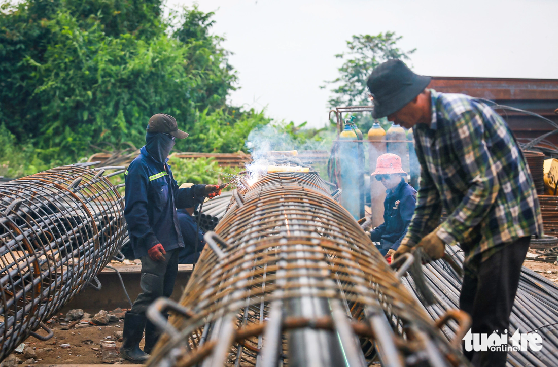 Theo đơn vị thi công, hiện nay các kỹ sư đang tập trung làm khung thép và khoan nhồi cọc bê tông - Ảnh: CHÂU TUẤN