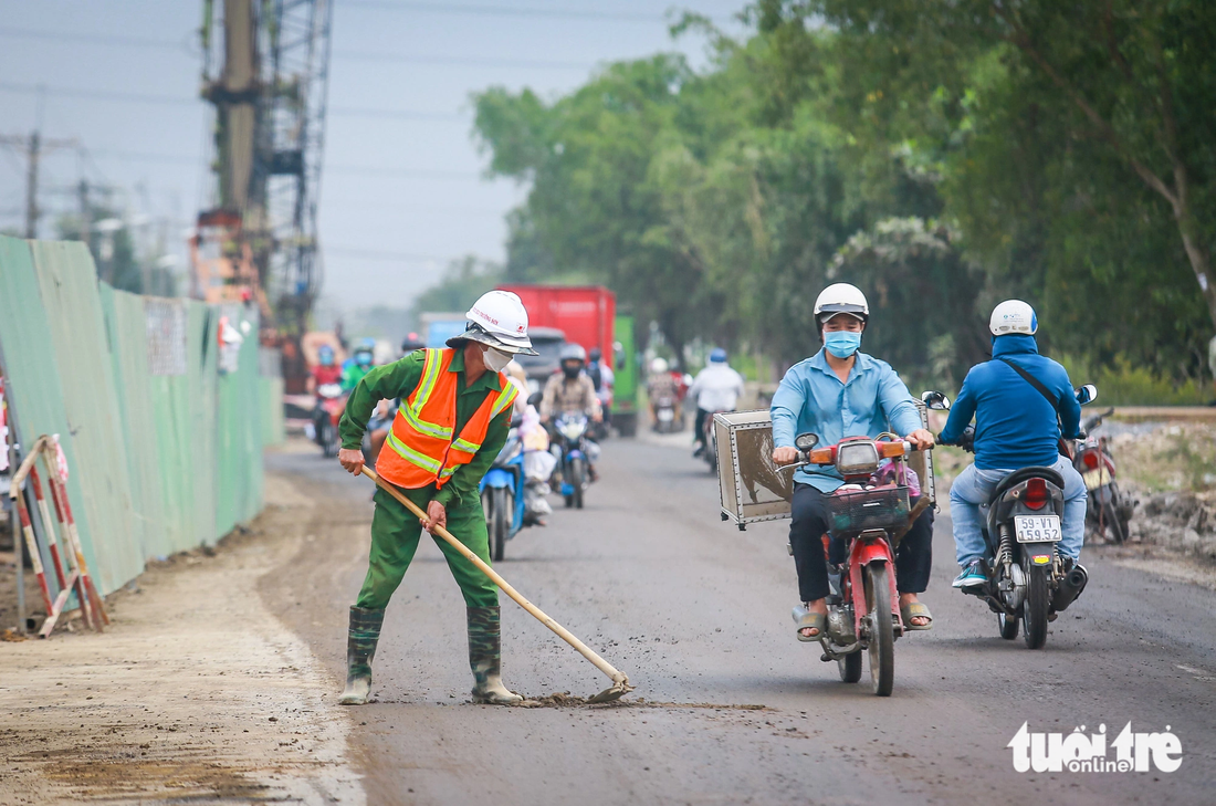 Khi xây dựng công trình cần sự phục vụ của nhiều máy móc, xe cơ giới chở vật liệu, nên việc đất cát vương vãi khó tránh khỏi. Do đó, đơn vị giám sát thi công phải thường xuyên nhắc nhở anh em dọn dẹp, đảm bảo an toàn giao thông cho người đi đường - Ảnh: THU DUNG