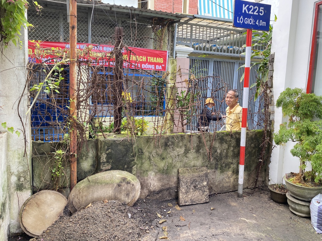 Hàng chục năm nay bức tường rào ngăn cách hai kiệt khiến việc đi lại của người dân rất khó khăn.