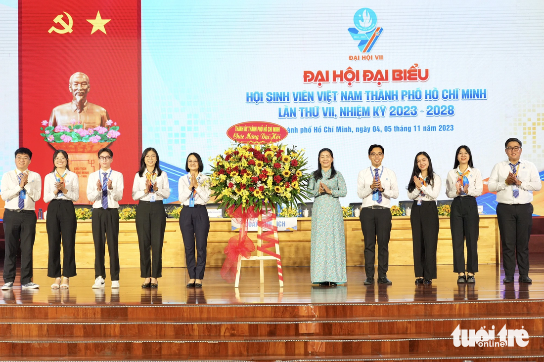 Đại diện lãnh đạo Thành ủy TP.HCM tặng hoa chúc mừng đại hội tại phiên khai mạc - Ảnh: HỮU HẠNH