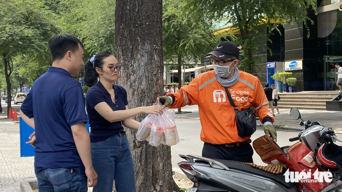 Ngày càng nhiều người tiêu dùng lựa chọn đặt hàng, mua đồ ăn qua app giao tận nơi, mang theo rất nhiều rác thải nhựa và đồ dùng một lần.