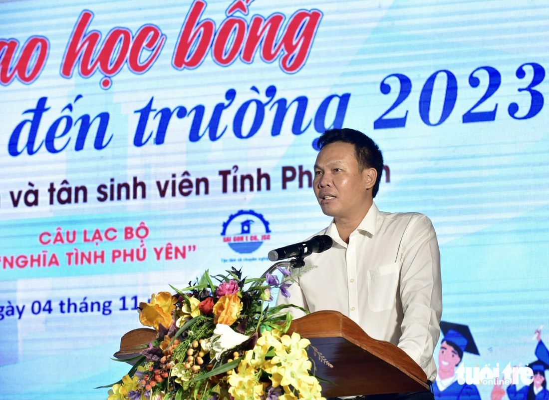 Ông Dương Minh Danh - tổng giám đốc Công ty cổ phần Máy và thiết bị vật tư Sài Gòn - đại diện Câu lạc bộ Nghĩa tình Phú Yên phát biểu - Ảnh: T.T.D.